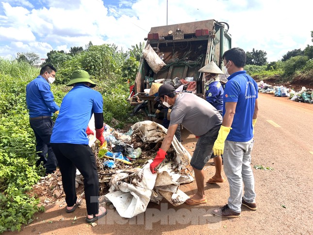 Đoàn thanh niên biến tụ điểm rác thành tuyến đường cây xanh ảnh 3