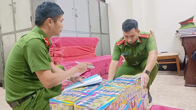 Độ chế thùng xe tải, vận chuyển hơn 400kg pháo nổ ảnh 2