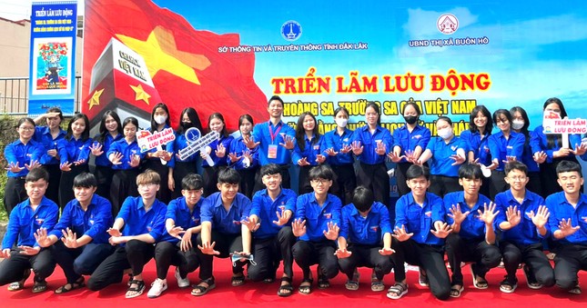 Đoàn thanh niên tích cực tuyên truyền tại triển lãm về Hoàng Sa, Trường Sa của Việt Nam ảnh 2
