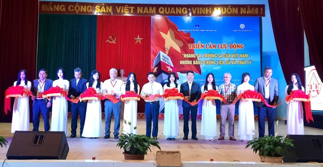 Đoàn thanh niên tích cực tuyên truyền tại triển lãm về Hoàng Sa, Trường Sa của Việt Nam ảnh 1
