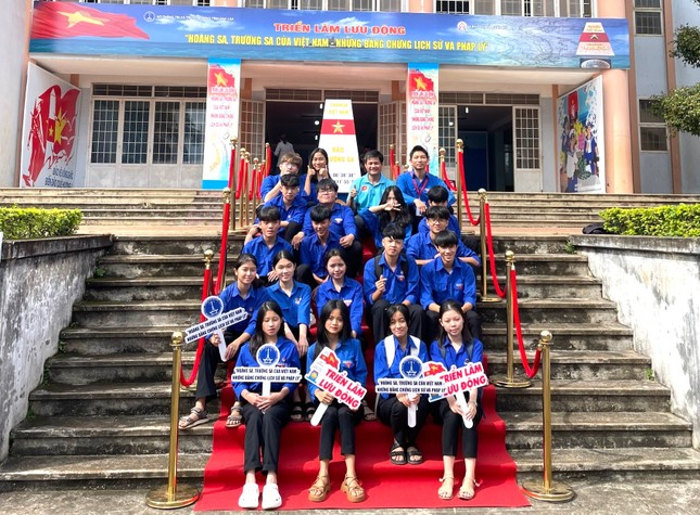 Đoàn thanh niên tích cực tuyên truyền tại triển lãm về Hoàng Sa, Trường Sa của Việt Nam ảnh 5