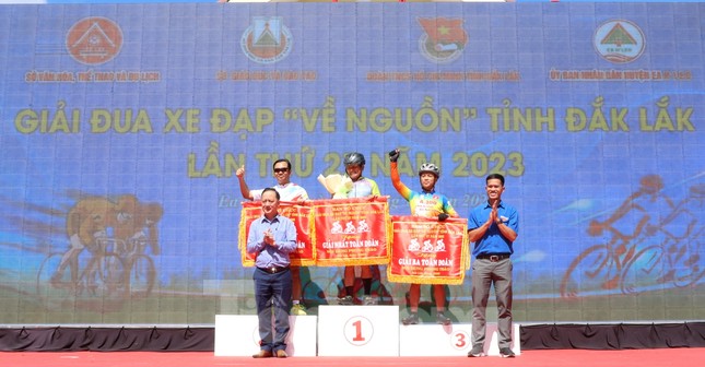 Tuổi trẻ Đắk Lắk tranh tài đua xe đạp Về nguồn ảnh 2