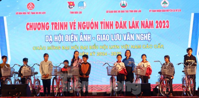 Tuổi trẻ Đắk Lắk tranh tài đua xe đạp Về nguồn ảnh 3