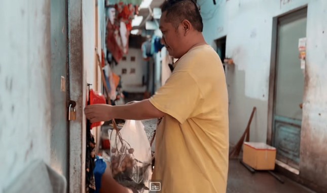 Cò 'Đất phương Nam' làm bảo vệ, ở trọ 1,5 triệu đồng/tháng ảnh 1