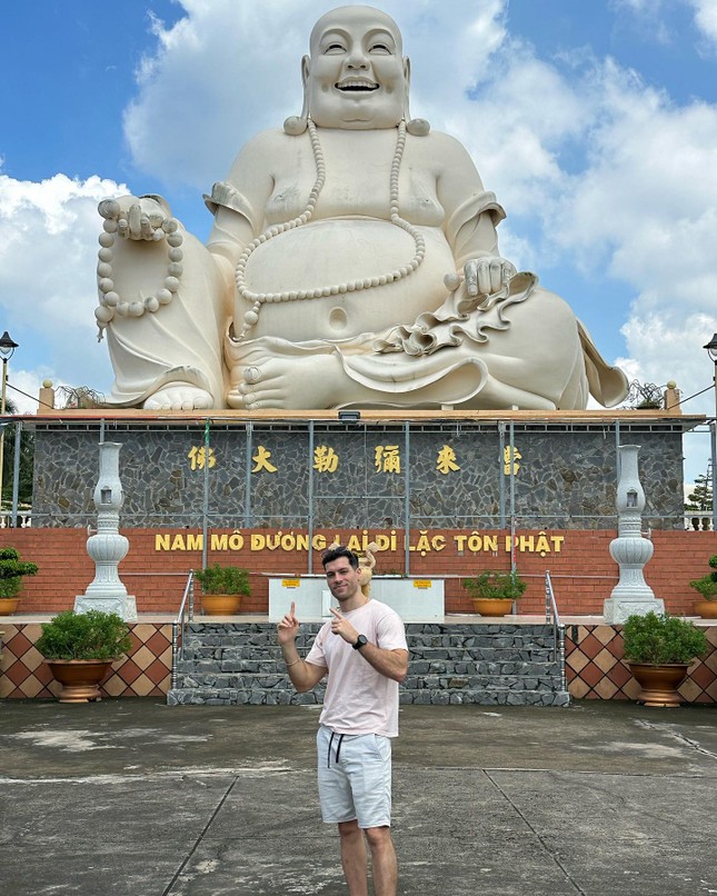 Đến Việt Nam cổ vũ người yêu, bạn trai Hoa hậu Hòa bình du lịch miền Tây, tới địa đạo Củ Chi ảnh 8