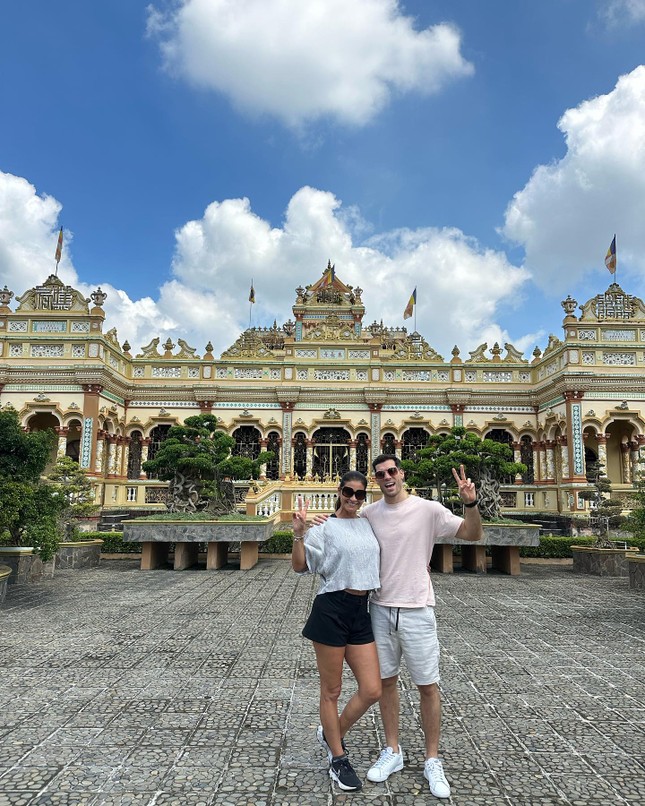 Đến Việt Nam cổ vũ người yêu, bạn trai Hoa hậu Hòa bình du lịch miền Tây, tới địa đạo Củ Chi ảnh 7