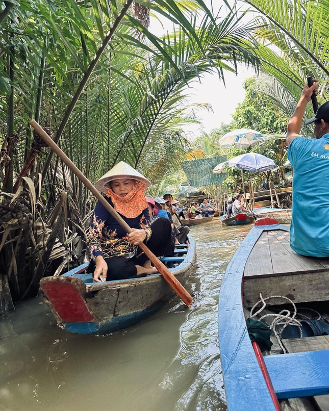 Đến Việt Nam cổ vũ người yêu, bạn trai Hoa hậu Hòa bình du lịch miền Tây, tới địa đạo Củ Chi ảnh 5