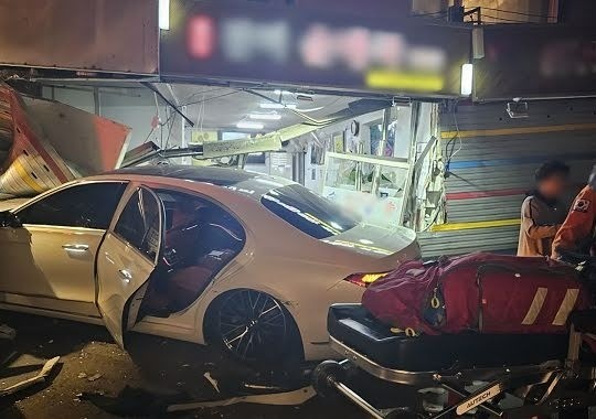 Nam ca sĩ để vợ cầm lái Mercedes-Benz gây tai nạn giao thông khiến 10 người bị thương ảnh 1
