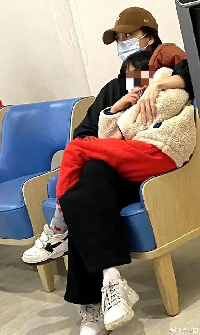 Angelababy xuất hiện hốc hác giữa lúc bị cấm sóng ngầm ảnh 1