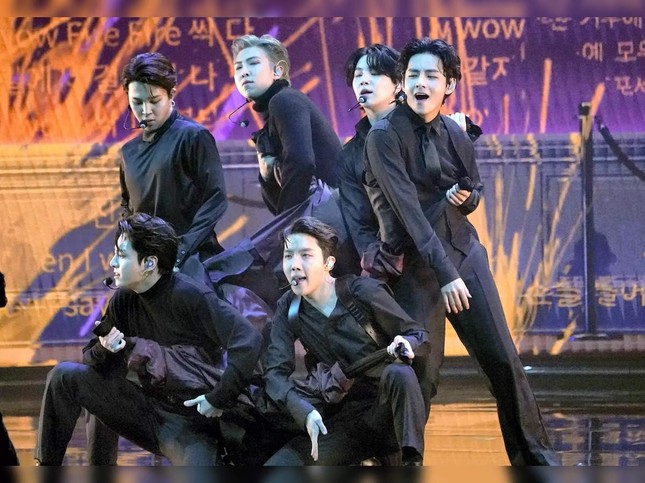 BTS nhảy trên nền nhạc ‘Hai phút hơn’ của Pháo gây sốt ảnh 1