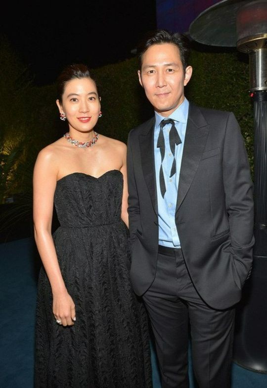 Bức ảnh Lee Jung Jae chụp cùng Bộ trưởng Bộ Tư pháp Hàn Quốc giúp cổ phiếu công ty bạn gái tăng vọt ảnh 2