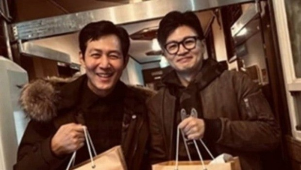Bức ảnh Lee Jung Jae chụp cùng Bộ trưởng Bộ Tư pháp Hàn Quốc giúp cổ phiếu công ty bạn gái tăng vọt ảnh 1