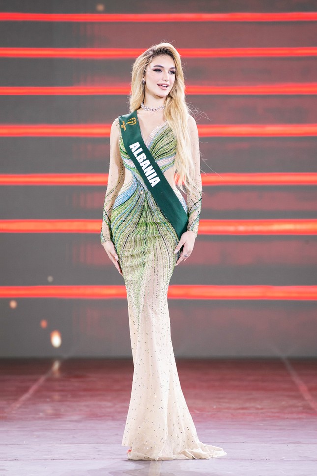 Người đẹp Albania đăng quang Hoa hậu Trái Đất, đại diện Việt Nam vào top 4, trở thành Hoa hậu Nước ảnh 1