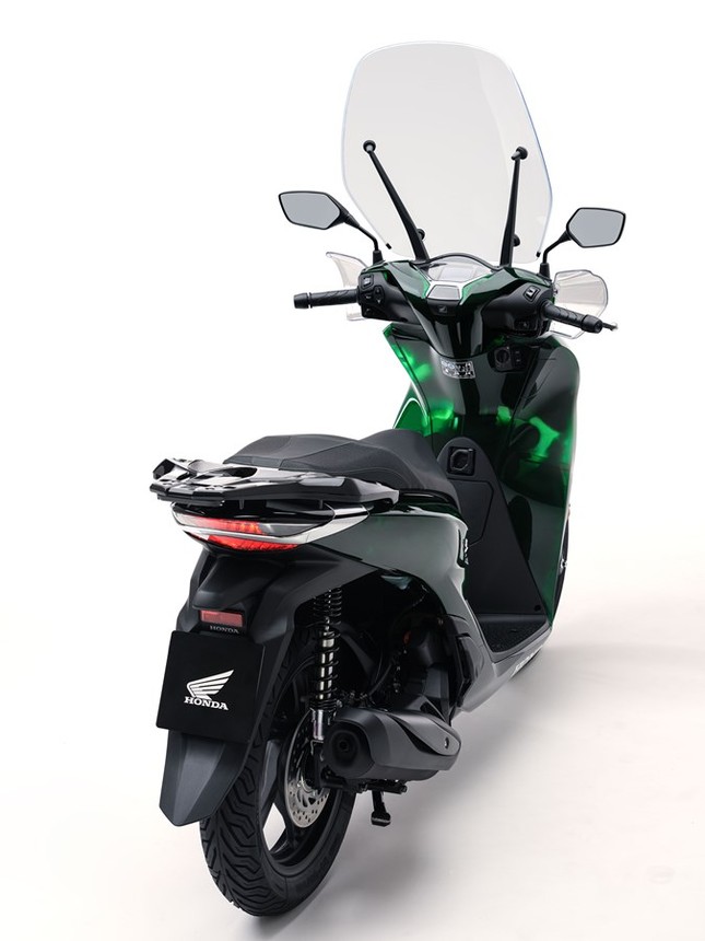 Honda SH Vetro với 'lớp áo' màu xanh thủy tinh trong suốt ảnh 2