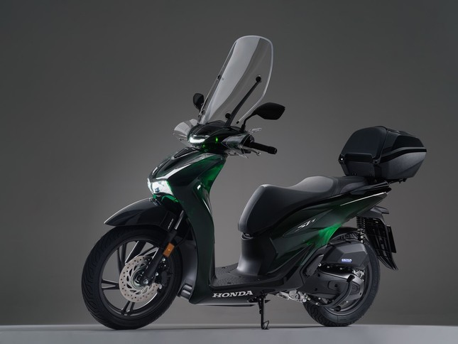 Honda SH Vetro với 'lớp áo' màu xanh thủy tinh trong suốt ảnh 1