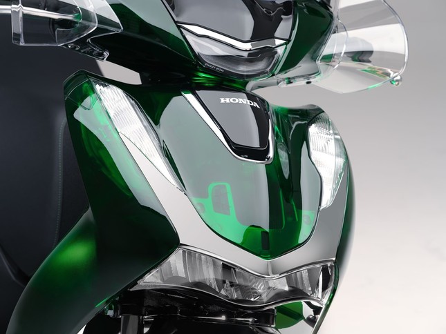 Honda SH Vetro với 'lớp áo' màu xanh thủy tinh trong suốt ảnh 3