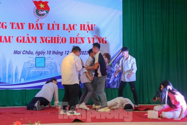 Tuyên truyền xóa bỏ lạc hậu, phòng chống tệ nạn xã hội ở vùng cao Hòa Bình ảnh 7