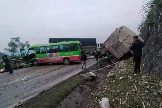 Tai nạn giao thông liên hoàn trên Quốc lộ 6, 2 cháu nhỏ tử vong ảnh 2