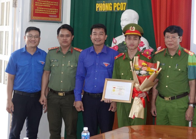 Trao và truy tặng huy hiệu Tuổi trẻ dũng cảm cho hai thanh niên ở Bình Thuận ảnh 2