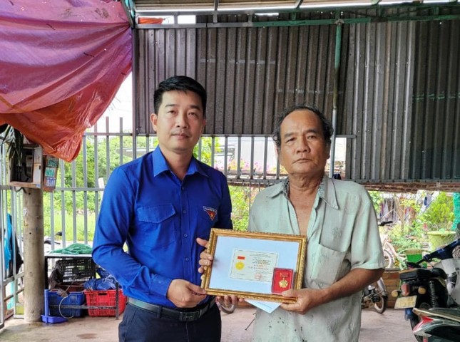 Trao và truy tặng huy hiệu Tuổi trẻ dũng cảm cho hai thanh niên ở Bình Thuận ảnh 3