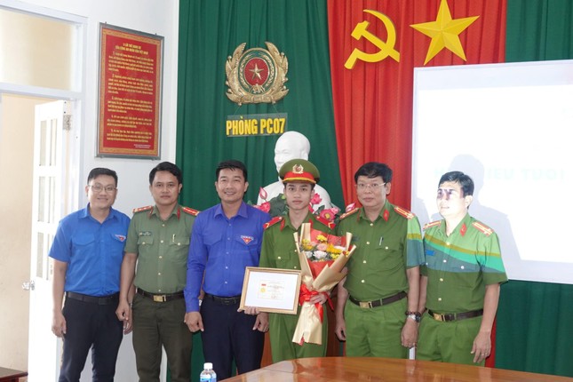 Trao và truy tặng huy hiệu Tuổi trẻ dũng cảm cho hai thanh niên ở Bình Thuận ảnh 1