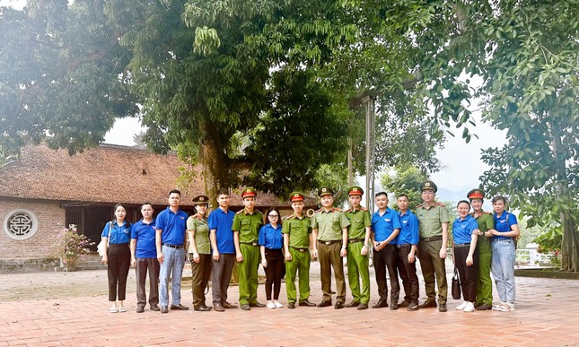 Trao tặng công trình Ánh sáng vùng cao cho bà con khó khăn ở Yên Bái ảnh 2