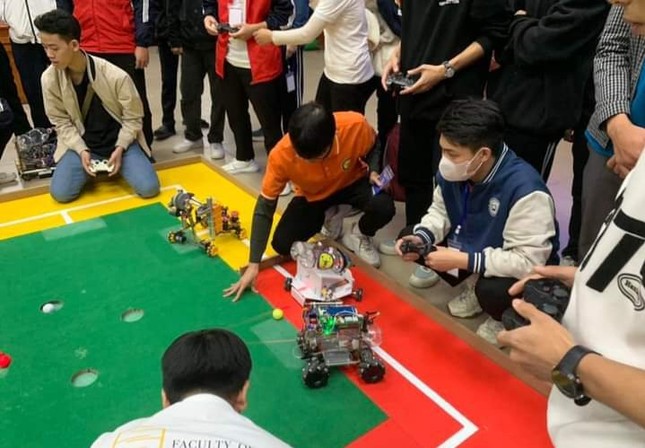 'Robot đánh golf' thu hút sinh viên mê khoa học, sáng tạo ảnh 1
