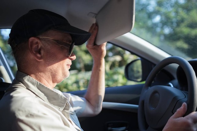 'Tài già' chỉ ra những mẹo giúp lái xe an toàn khi đi ngược nắng