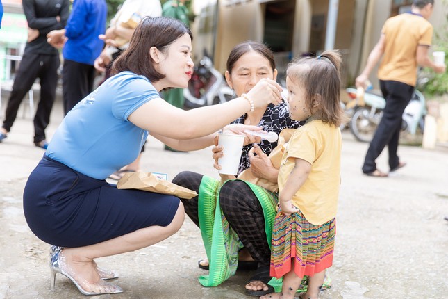 Cô giáo người Mường và hành trình mang 'bữa cơm có thịt' đến với trẻ em miền biên viễn ảnh 1