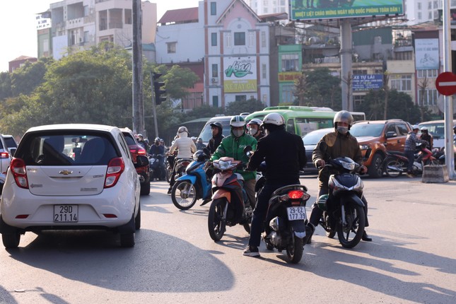 Hỗn loạn trong ngày đầu thí điểm phân làn nút giao Ngã Tư Sở ảnh 5