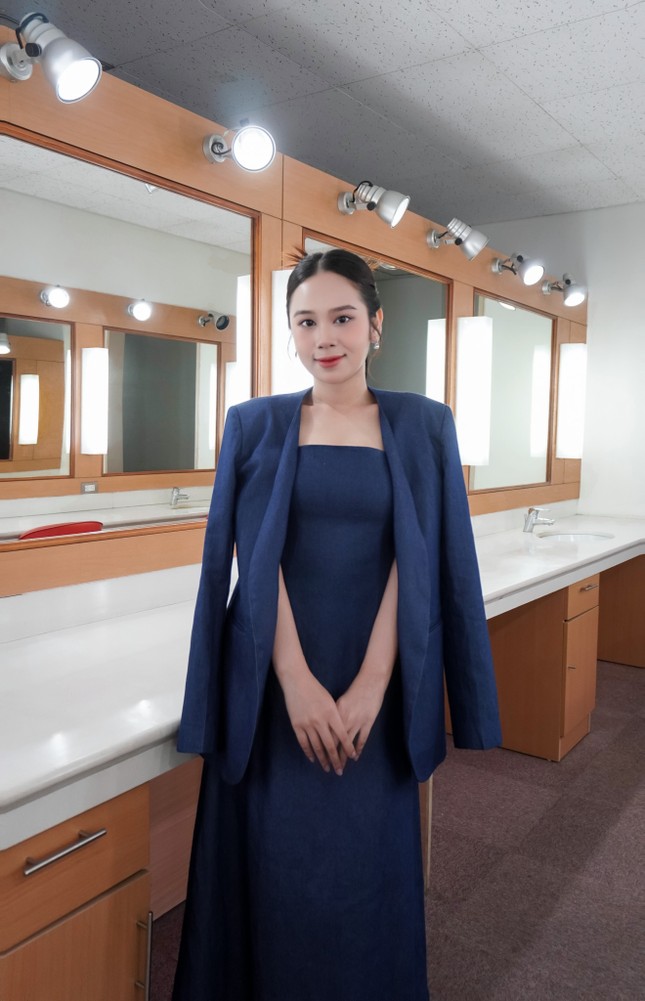 Cô gái dẫn chung kết Đường lên đỉnh Olympia cùng hot girl 7 thứ tiếng Khánh Vy ảnh 2