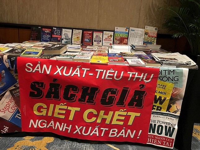 Phát hiện hơn 10 tấn sách bán thành phẩm in lậu ảnh 1