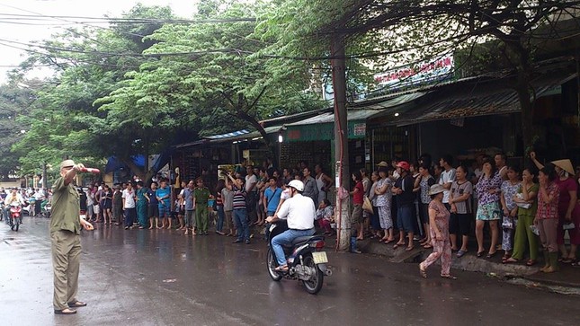Kẻ bắt cóc thả con tin, đầu hàng cảnh sát ảnh 9