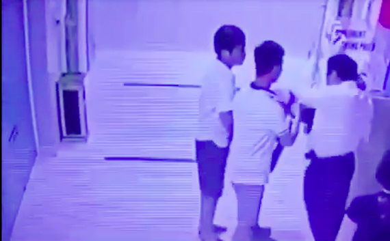 Không được phục vụ thang máy, doanh nhân cầm súng đe dọa bảo vệ chung cư ảnh 1