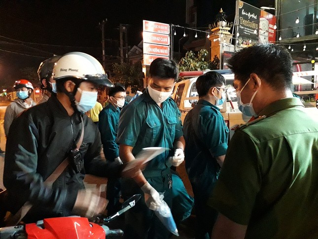 Xuyên đêm truy vết ca nghi mắc COVID-19 ở TP Thủ Đức ảnh 7