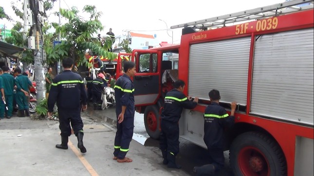 Căn nhà chứa phế liệu cháy rụi, cụ bà may mắn thoát nạn ảnh 1