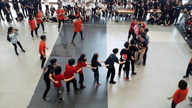 'Cô giáo hoa khôi' trường Ams trẻ trung diện đồng phục cùng học trò ảnh 3