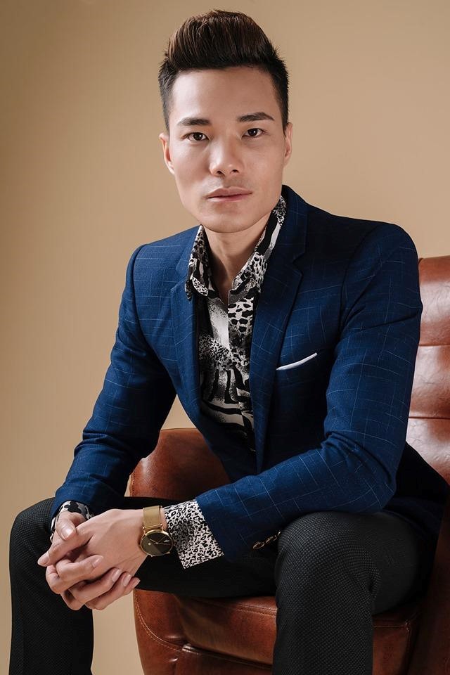 Anh chàng nhờ cả công ty lên phố đi bộ cổ vũ tỏ tình ảnh 1