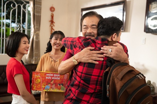Trà Dr Thanh 'đốn tim' người xem với MV tri ân cha mẹ ngày Tết của Trà Dr Thanh ảnh 1