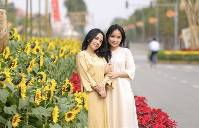 Những con đường khoe sắc hoa xuân nổi bật dịp năm mới ảnh 3