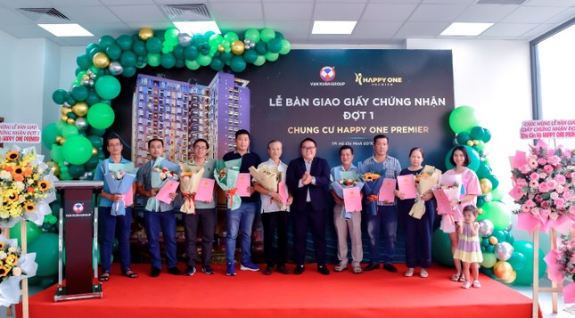 Vạn Xuân Group bàn giao sổ đợt 1 khu dân cư Happy One Premier ảnh 1