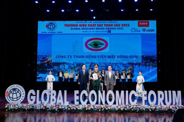 Bệnh viện mắt Hồng Sơn nhận giải thưởng 'Top 20 thương hiệu xuất sắc toàn cầu 2023' ảnh 1
