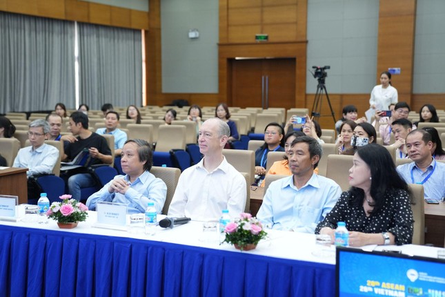 Trình diễn kỹ thuật cấy ốc tai điện tử và nội soi tai EES phức tạp tại Hội nghị quốc tế ảnh 4