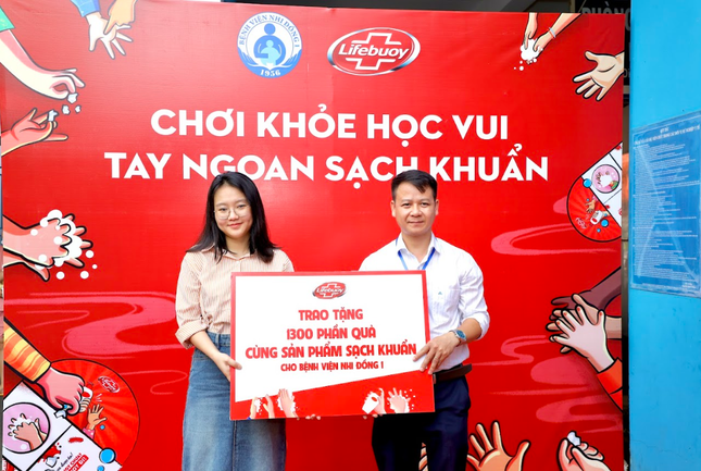 Lifebuoy gửi hàng nghìn bộ trò chơi giáo dục trẻ rửa tay và sản phẩm sạch khuẩn đến 22 bệnh viện Nhi ảnh 1