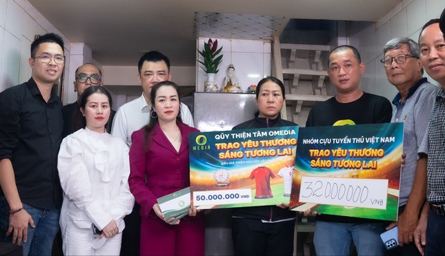 Quỹ thiện tâm Omedia gửi món quà tri ân đến các cựu cầu thủ bóng đá Việt Nam ảnh 1