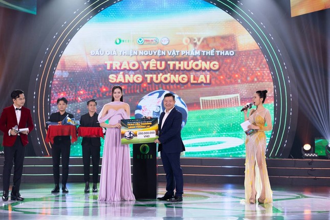 Quỹ thiện tâm Omedia gửi món quà tri ân đến các cựu cầu thủ bóng đá Việt Nam ảnh 2