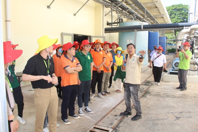 Đoàn sinh viên Hutech bất ngờ với quy trình xử lý rác tại Công ty VWS ảnh 1