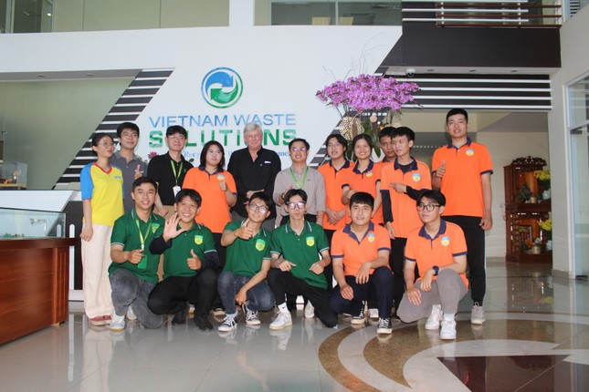 Đoàn sinh viên Hutech bất ngờ với quy trình xử lý rác tại Công ty VWS ảnh 3