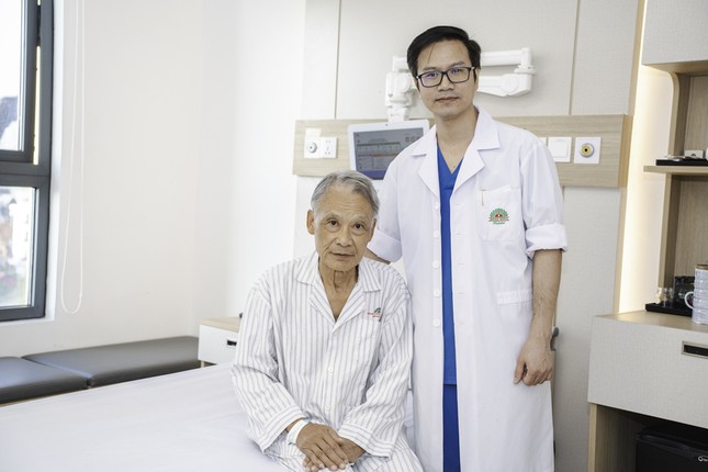 Căng não đặt 2 stent cứu sống bệnh nhân tái phát hẹp mạch vành tại vị trí khó ảnh 3