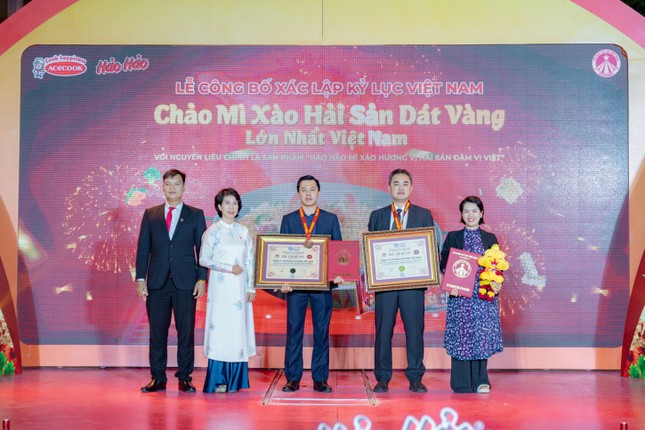Hảo Hảo xác lập kỷ lục 'Chảo mì xào hải sản dát vàng lớn nhất Việt Nam' ảnh 2